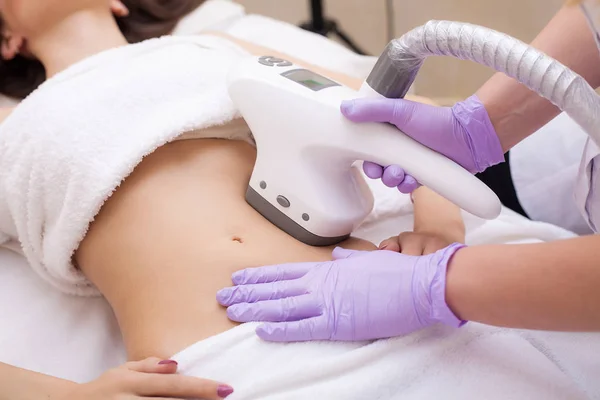 Hautpflege. Frau befindet sich in der Klinik-Lipomassage — Stockfoto