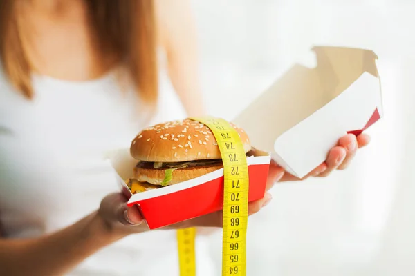 Концепція дієти та фаст-фуду. надмірної ваги жінка стоїть на вазі — стокове фото