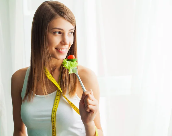 Dieta e alimentazione sana. Giovane donna mangiare insalata sana dopo l'allenamento — Foto Stock