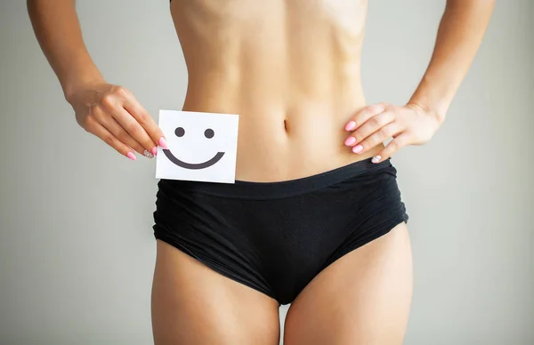 妇女健康。健康女性与美丽的适合苗条的身体在白色内裤拿着白卡与快乐笑脸在手的特写。胃健康和良好的消化概念 — 图库照片