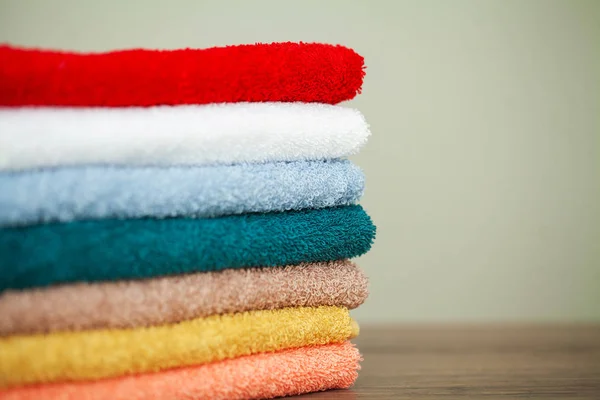 Spa. Uso de toallas de algodón de colores en el baño de spa. Concepto de toalla. Foto para hoteles y salones de masajes. Pureza y suavidad. Toalla Textil — Foto de Stock