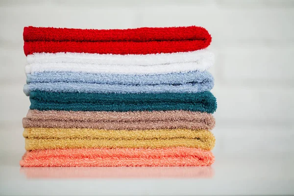 Spa. Uso de toallas de algodón de colores en el baño de spa. Concepto de toalla. Foto para hoteles y salones de masajes. Pureza y suavidad. Toalla Textil —  Fotos de Stock