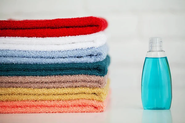Spa. Uso de toallas de algodón de colores en el baño de spa. Concepto de toalla. Foto para hoteles y salones de masajes. Pureza y suavidad. Toalla Textil — Foto de Stock