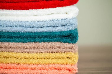 Masada banyoda yığın renkli havlu