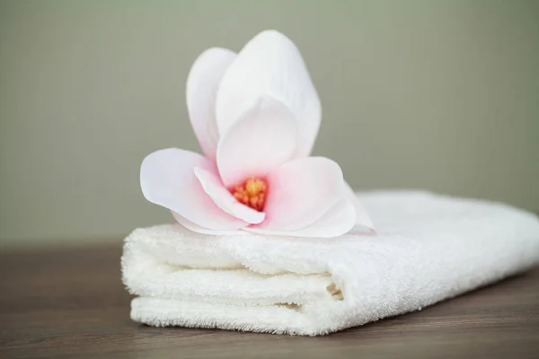 Orquídea spa con toallas suaves sobre mesa de madera — Foto de Stock