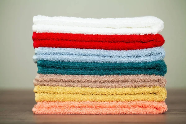 温泉。彩色棉毛巾在水疗浴室使用。毛巾概念。照片的酒店和按摩店。纯度和柔软性。毛巾纺织品 — 图库照片