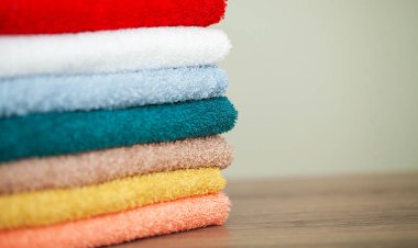 Masada banyoda yığın renkli havlu