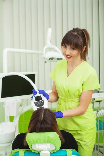 Pielęgnacja zębów. Wybielanie zębów w klinice stomatologicznej dla całkiem kobiecej pacjentki — Zdjęcie stockowe