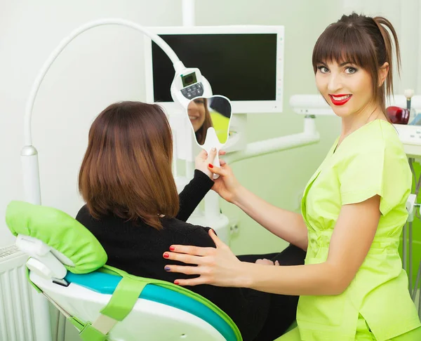Cura dei denti. Sbiancamento dei denti in clinica dentale per paziente abbastanza femminile — Foto Stock