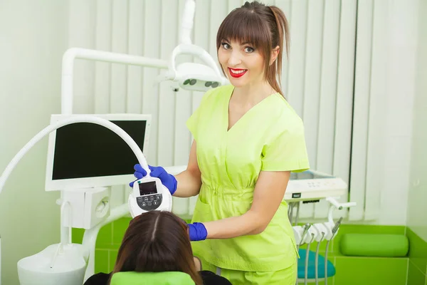 Zahnpflege. Zahnaufhellung in Zahnklinik für hübsche Patientin — Stockfoto