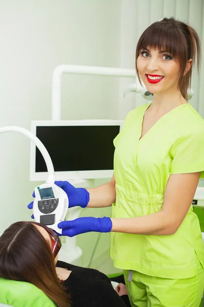 Cuidado de los dientes. Blanqueamiento de dientes en la clínica dental para pacientes mujeres bonitas —  Fotos de Stock