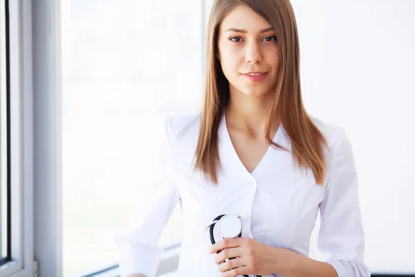 Medicina. Giovane medico femminile in clinica moderna — Foto Stock