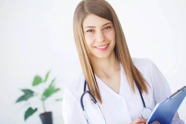 Medicine. Young female doctor in modern clinic — Stock Photo, Image