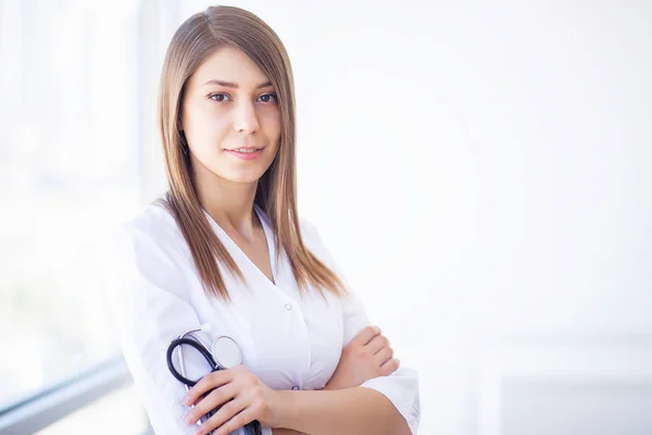 Medicin. Ung kvinnlig doktor i modern klinik — Stockfoto