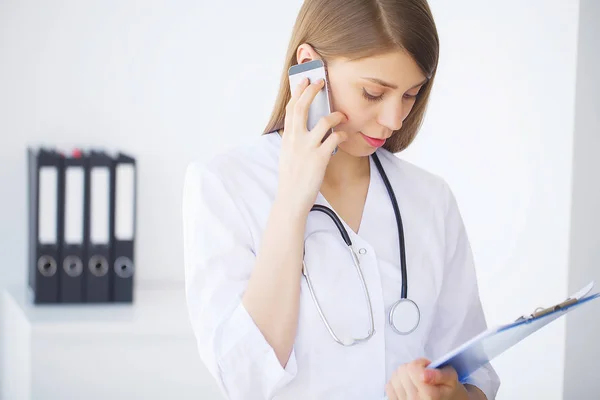 Medicina. Jovem médica na clínica moderna — Fotografia de Stock