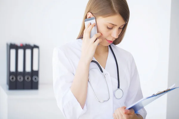 Medicin. Ung kvinnlig doktor i modern klinik — Stockfoto