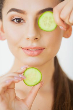 Skincare. Gözleri salatalık ile güzel genç kadın