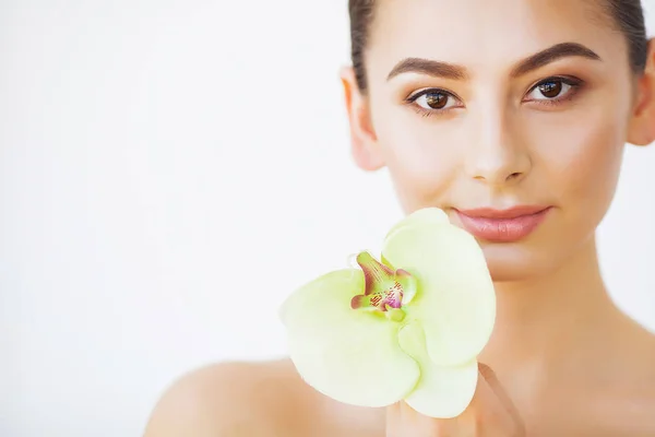 Hautpflege. Frau Schönheit, Gesichtspflege und Make-up, Mädchen Orchideenblume — Stockfoto