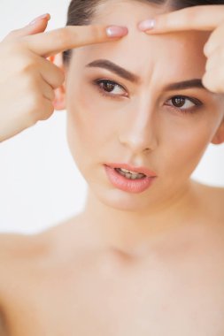 Cilt Bakımı. Genç kadın sivilcesini çıkarmaya çalışıyor