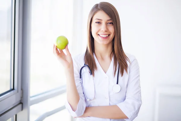 Medicina. Doctora joven en clínica moderna —  Fotos de Stock