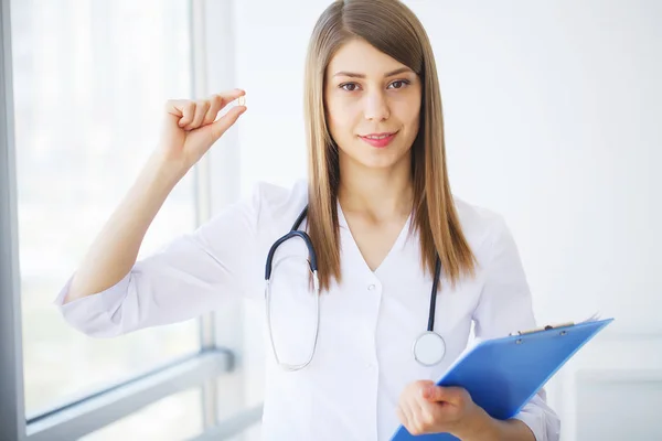 Medicine. Young female doctor in modern clinic — Stock Photo, Image
