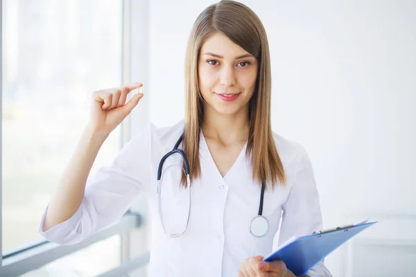 Medicine. Young female doctor in modern clinic — Stock Photo, Image