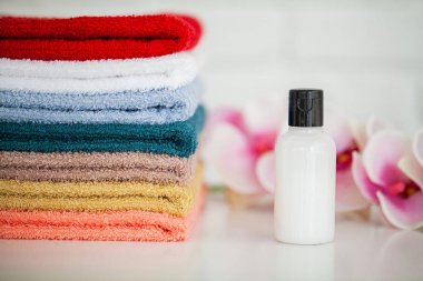 Orkide çiçekleri ile doğal spa malzemeleri ile kabarık banyo havluları