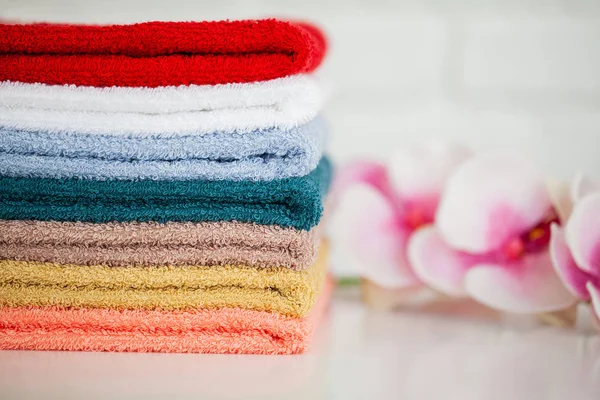 Spa. Uso de toallas de algodón de colores en el baño de spa. Concepto de toalla. Foto para hoteles y salones de masajes. Pureza y suavidad. Toalla Textil — Foto de Stock