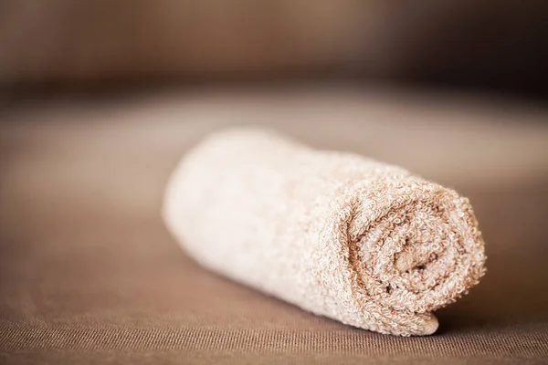 棕色床上的毛巾，客厅有复印空间. — 图库照片