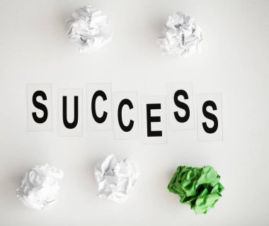 Başarı kelimesi beyaz masaya yazılmıştır. Kopyalama alanı