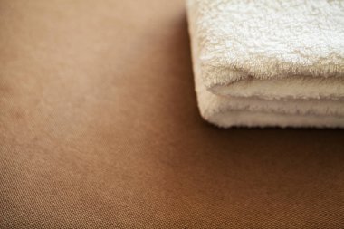 Çikolata Spa . Spa tedavi otel odasında Kompozisyon kahverengi havlu