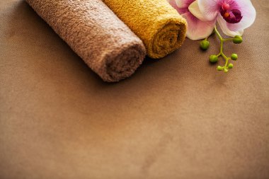 Çikolata Spa . Spa tedavi otel odasında Kompozisyon kahverengi havlu