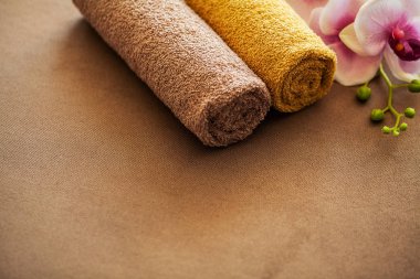 Çikolata Spa . Spa tedavi otel odasında Kompozisyon kahverengi havlu