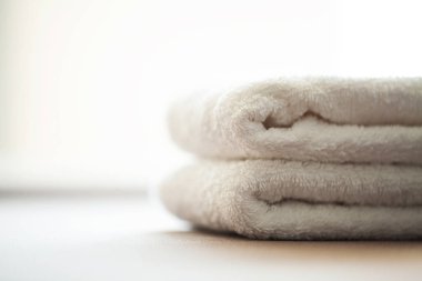 Binalar ve Mimarlık Spa. Spa Banyoda Beyaz Pamuk havlu kullanın. Havlu Konsepti. Oteller ve Masaj Salonları için Fotoğraf. Saflık ve Yumuşaklık. Havlu Tekstil.