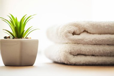 Binalar ve Mimarlık Spa. Spa Banyoda Beyaz Pamuk havlu kullanın. Havlu Konsepti. Oteller ve Masaj Salonları için Fotoğraf. Saflık ve Yumuşaklık. Havlu Tekstil.