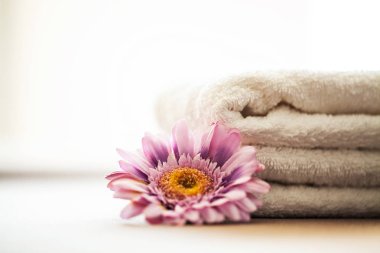 Binalar ve Mimarlık Spa. Spa Banyoda Beyaz Pamuk havlu kullanın. Havlu Konsepti. Oteller ve Masaj Salonları için Fotoğraf. Saflık ve Yumuşaklık. Havlu Tekstil.