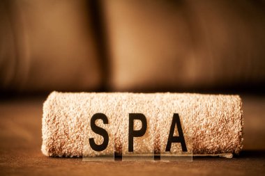 Çikolata Spa . Spa tedavi otel odasında Kompozisyon kahverengi havlu