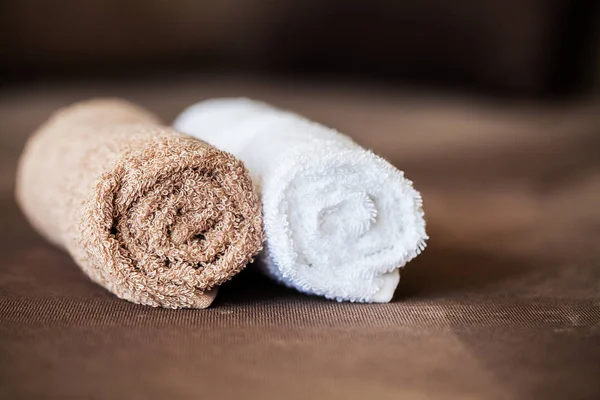 Chocolate Spa. Sammansättning brun handduk i hotellrum av spa-behandling — Stockfoto