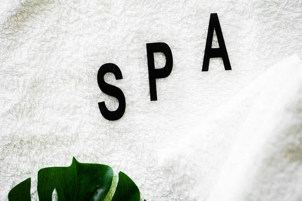 Du matériel de douche. Composition produits cosmétiques de traitement spa — Photo
