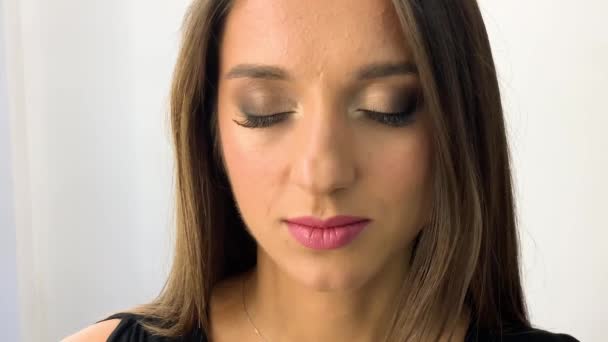 Beautiful woman making professional makeup in beauty studio — Stock Video