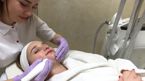 Женщине делают массаж сжиженного нефтяного газа в клинике красоты. Профессиональный косметолог — стоковое видео