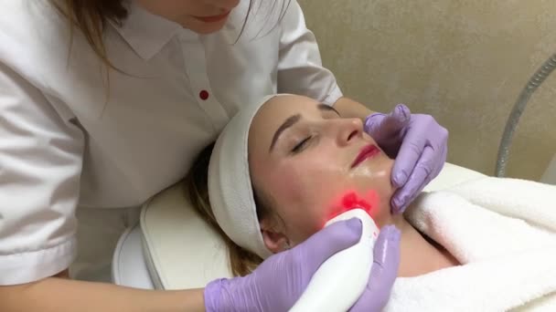 Mujer recibiendo masaje de hardware de GLP en la clínica de belleza. esteticista profesional trabajando — Vídeo de stock
