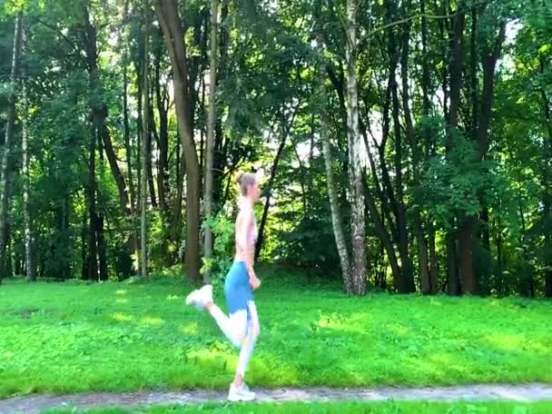 Hegészséges életmód. Nő kocogás erdei ösvényen. Lassított mozgás. — Stock videók