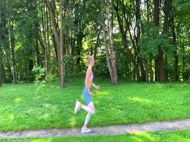 Hhealthy lifestyle. Woman jogging on forest trail. Slow motion. — Stock Video