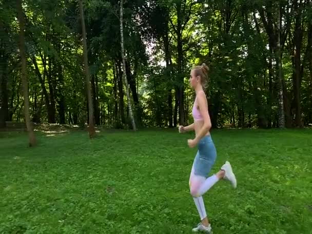 Hhealthy livsstil. Kvinna jogging på skogsstigen. Slow motion. — Stockvideo