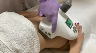 Cilt bakımı. Kozmetolojist mide bir kadın lpg masajı yapar