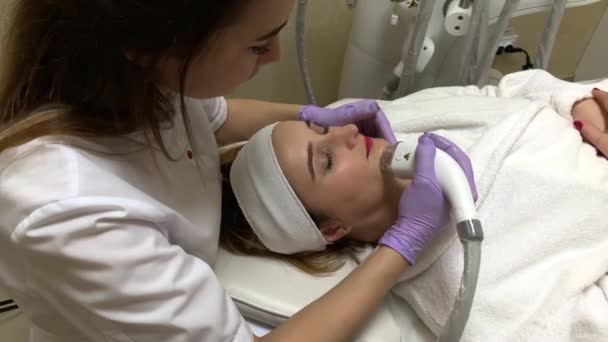 Mujer recibiendo masaje de hardware de GLP en la clínica de belleza. esteticista profesional trabajando — Vídeo de stock