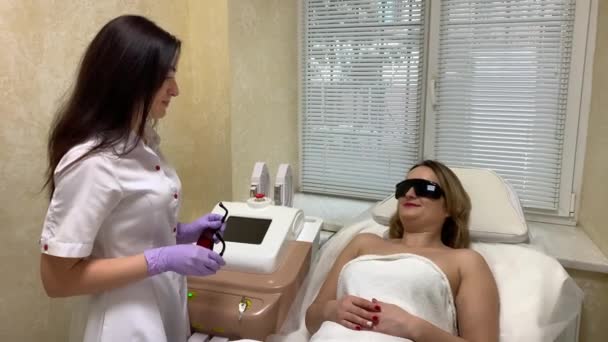 Žena, která dostává hardwarovou masáž na LPG na klinice krásy. Profesionální beauticijské práce — Stock video