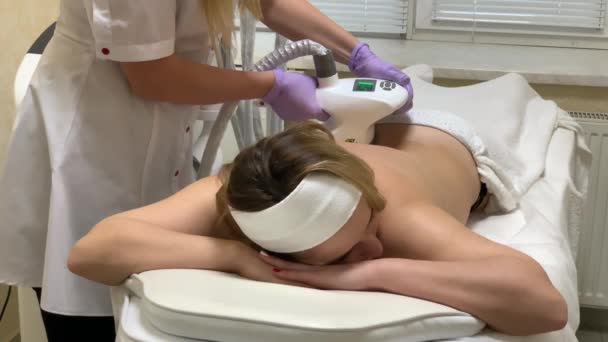 Hudvård. Kosmetolog gör en kvinna LPG massage på ryggen — Stockvideo