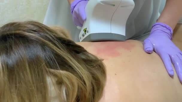 Cuidado com a pele. Cosmetologist faz uma mulher lpg massagem nas costas — Vídeo de Stock